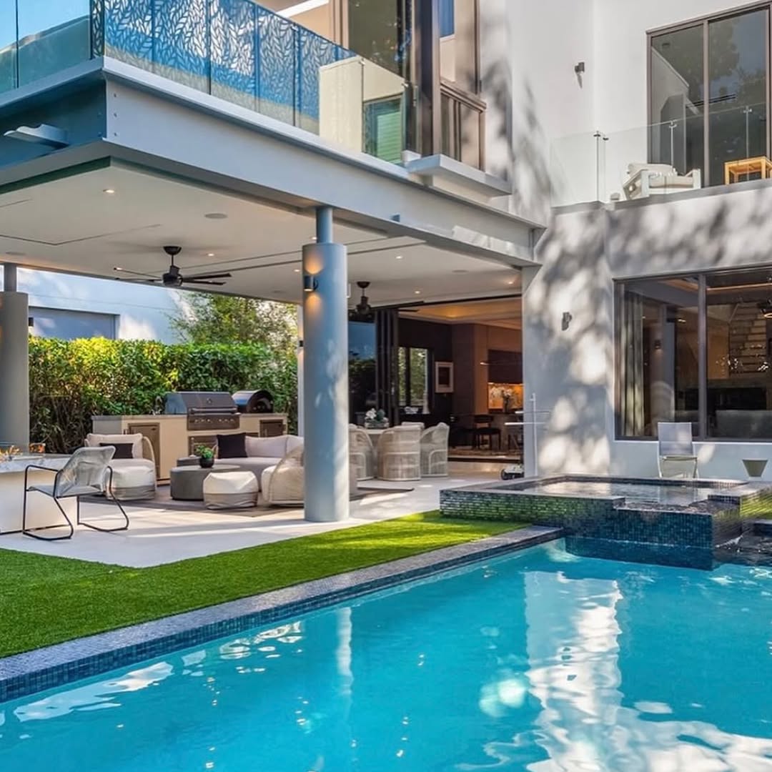 Villa Grove Pool Daytime